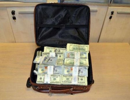 FHN məmurunun xidməti maşını ilə yarım milyon oğurlanıb