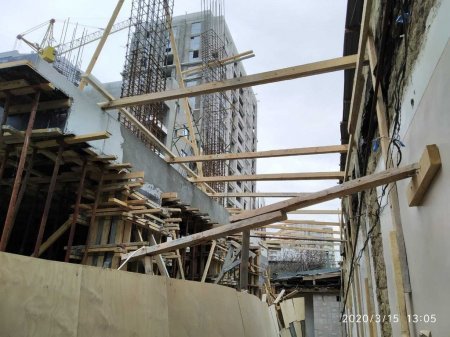 Bakıda evin üstündə bina tikən şirkət məhkəməyə verildi - FOTO