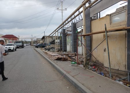 Binəqədidə neft boru kəmərinin üstündə obyekt inşa olunur, RİH başçısı bu cür qanusuzluğa göz yumur- SƏBƏB? - FOTOFAKTLAR