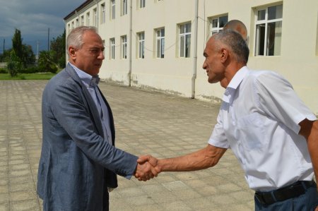 BU NƏDİ BELƏ: Məhəməliyevin seçicilərlə görüşündən “şedevrlər” - “TƏZİM ELƏ, DEPUTAT GƏLİR!”