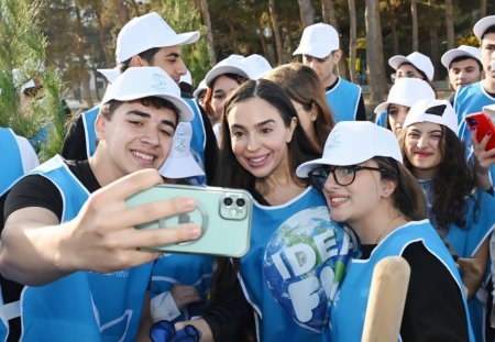 Leyla Əliyeva ağacəkmə aksiyasında - FOTO