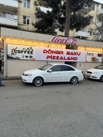 Paytaxtın Nizami rayonunda sakinlər sürətlə çoxalan qanunsuz tikintilərin səkiləri zəbt etməsinə etiraz edirlər FOTO