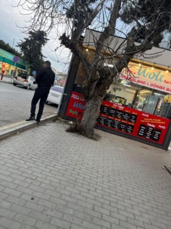 Paytaxtın Nizami rayonunda sakinlər sürətlə çoxalan qanunsuz tikintilərin səkiləri zəbt etməsinə etiraz edirlər FOTO