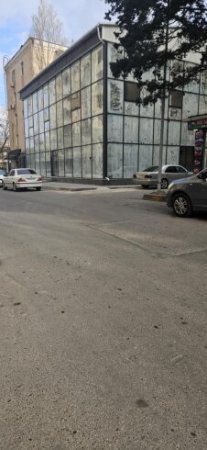 Paytaxtın Nizami rayonunda sakinlər sürətlə çoxalan qanunsuz tikintilərin səkiləri zəbt etməsinə etiraz edirlər FOTO