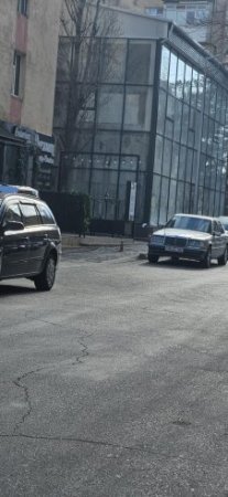 Paytaxtın Nizami rayonunda sakinlər sürətlə çoxalan qanunsuz tikintilərin səkiləri zəbt etməsinə etiraz edirlər FOTO