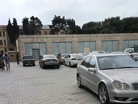 “AAAF Park”da nə baş verir? - Ulu Öndərin postamentini dayanacağa sürüşdürənlər yaşayış mərkəzini necə təhlükəyə atıblar?