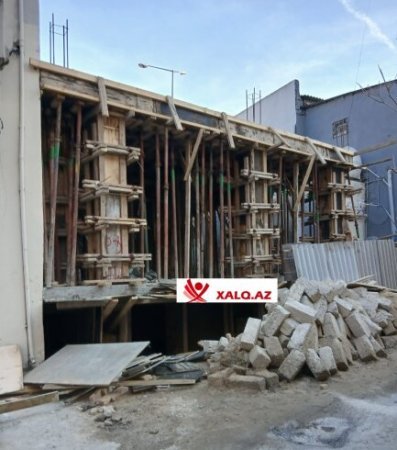 Yeni Günəşlidə 3 mərtəbəli qanunsuz obyekti kim tikdirir?- Fotofakt